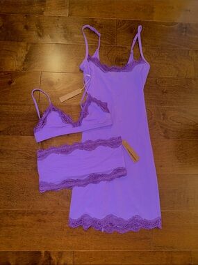 SKIMS FITS EVERYBODY LACE BANDEAU TRIANGLE BRALETTE, DRESS, ULTRA VIOLET XS/SM